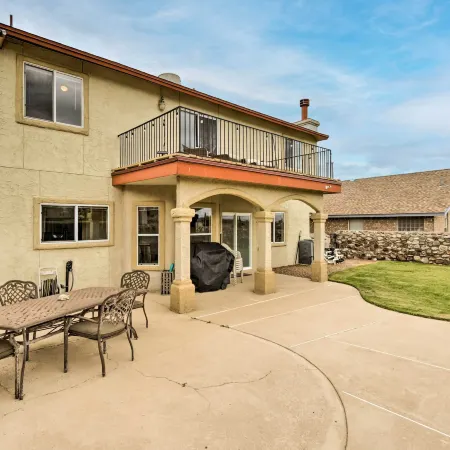 El Paso Retreat w/ Pool: 11 Mi to Downtown!
