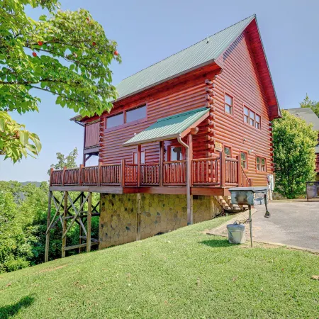 Sensational Sunset! Sevierville Home w/ Hot Tub