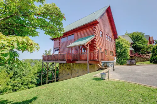 Sensational Sunset! Sevierville Home w/ Hot Tub - spa