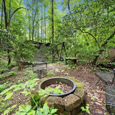 Modern, Luxurious Cabin for Two Located on a Cascading Waterfall.