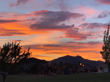 Helena Townhouse next to Skelton Park (Dog and kid friendly)