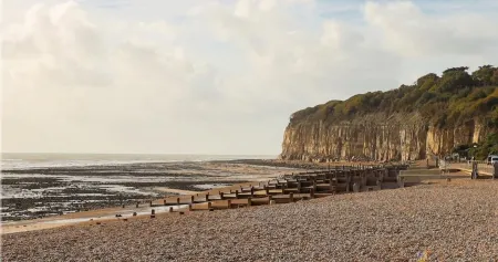 A Charming Barn Conversion Отели рядом с достопримечательностью «Pett Level Beach»