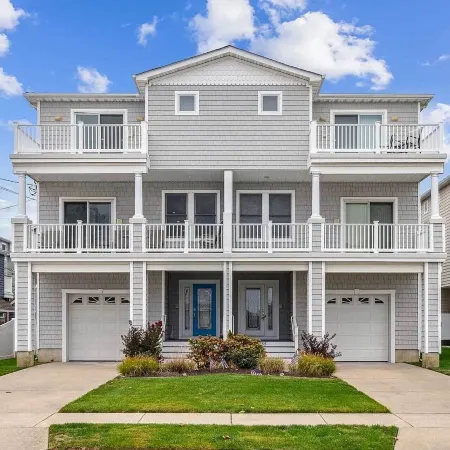 Sunny Brigantine Townhome Walk to Beach