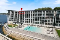 Private Deck and Lakeside Pool - Stunning Penthouse Escape Hotels in Osage Beach
