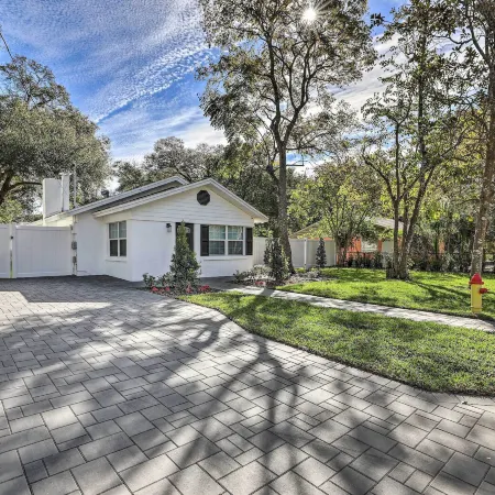 Walk to Lake Dora! Fire Pit & Patio