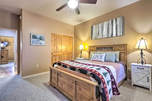 Pinetop Escape: Charming Mountain Condo w/ Balcony - Apartments