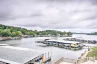 Boat Dock + Pool Access! Osage Beach Condo - WiFi