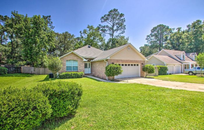 Cozy-Modern Pensacola Home Large Yard, Grill