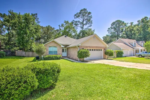Cozy-Modern Pensacola Home Large Yard, Grill - Wifi