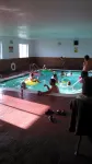 Capri Inn & Suites - Beatrice - piscina