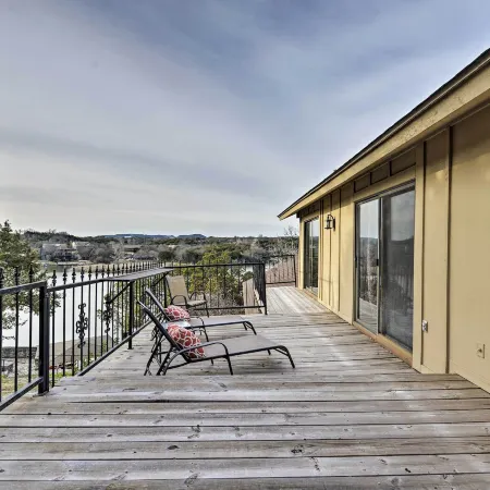Bright n Breezy Waterfront Lake Granbury Getaway!