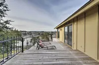 Bright n Breezy Waterfront Lake Granbury Getaway! - Kitchenette