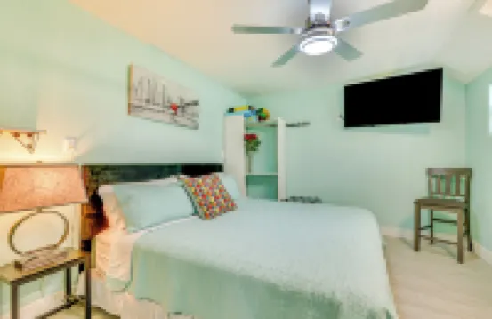 Driftwood Beach Cottage - Walk to Clearwater Bch