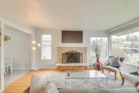 6 Mi to Lumen Field Family-Friendly Seattle Stay!