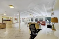 Fun Downtown Delray Home-Walk to Atlantic Ave.-Pool-Tiki Hut-Bikes-WiFi-Near All