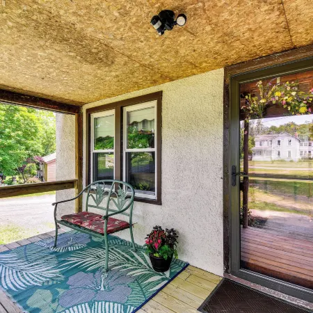 Cozy Couples Retreat: 3 Mi to Seneca Lake!