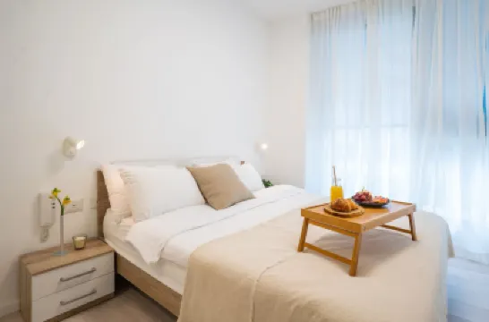 Sunlit Elegant 3BR Stay with Mamad Hotel a 