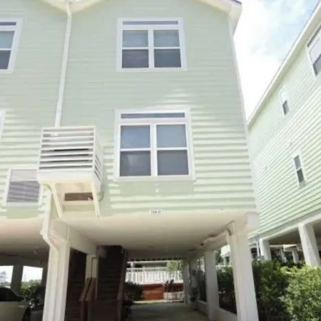 3/3 Condo across from the River! Close to beaches!