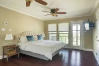 Travis by Avantstay Waterfront Lake Retreat Hotels in Hudson Bend