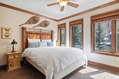 Ghostriders 11 by AvantStay Top Floor Condo w Large Patio Mountain Views