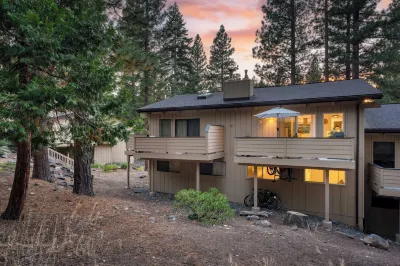 Tahoe Dreamin’ by AvantStay Central Location Hotels near Incline Beach