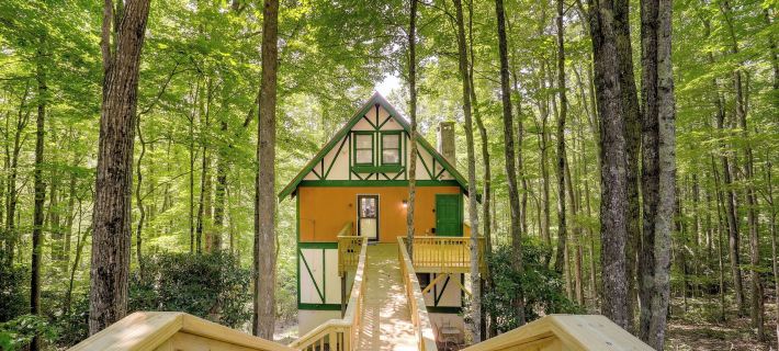 Wooded Retreat w/ Decks & Views in Beech Mountain! Ξενοδοχεία στην πόλη Beech Mountain