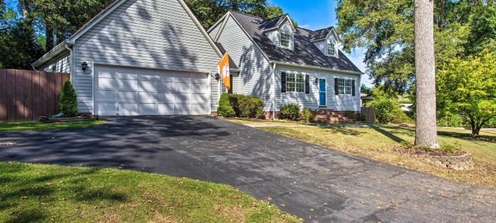 Modern Home w/ Yard + Deck, 1 Mi to Clemson U! Ξενοδοχεία στην πόλη Clemson