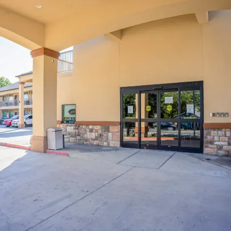 Moulton Inn &  Suites by OYO Near Shiner TX