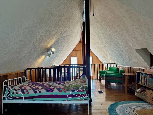 Design-forward Frio cabin with epic views & pool