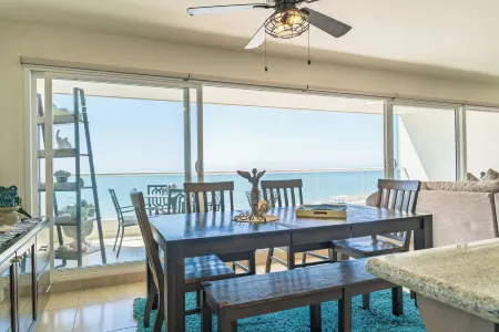 2BR Beach Retreat w/Amazing Views/Pools & Hottubs!