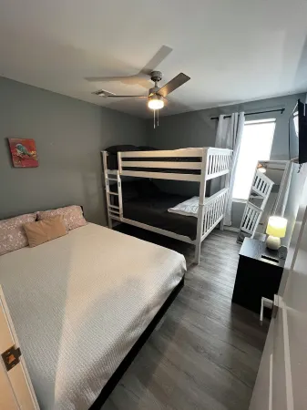 Charming 3Br/2Bath Home with Firepit, Large Fenced Yard, Pet Friendly. Отели рядом с достопримечательностью «Kum & Go»