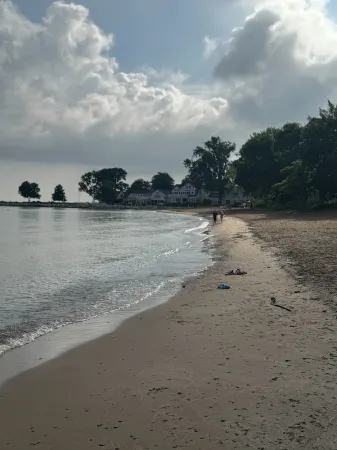 Large Backyard with Hot Tub and Close to Beach - Retro Charming Getaway