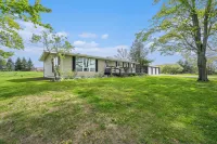 Tranquil 3-bedroom home in Good Hart- Near Lake MI and 119 فنادق في Readmond Township