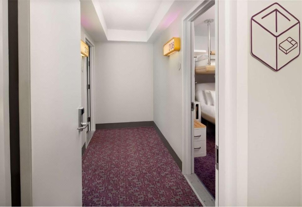 요텔 뉴욕의 모던한 로비 또는 객실 내부