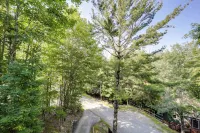 2 Mi to Skiing! Wooded Beech Mtn Retreat w/ Decks - ジム
