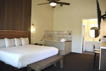 Golden Haven Hot Springs Отели рядом с достопримечательностью «The Carmel Gallery in Calistoga»