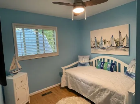 10 minutes to Ocean/beaches, stylish, inviting home on a quiet tree-lined street