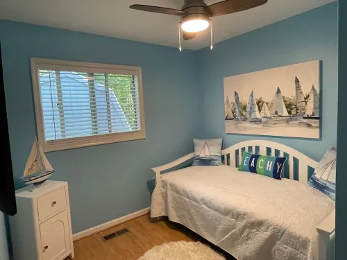 10 minutes to Ocean/beaches, stylish, inviting home on a quiet tree-lined street