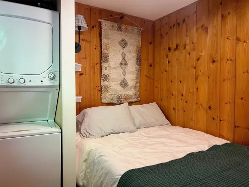 “The Lakeside Lodge” Updated cabin on Lake Sutherland with hottub & private dock