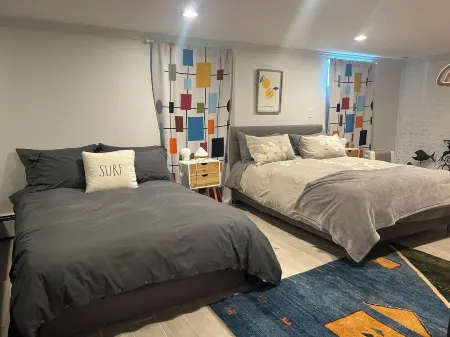 Entire Lower Level of the House, Across From The Beach Отели в г. Суомпскотт