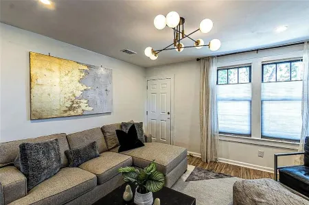 Charming, modern, 2nd floor home-away-from-home