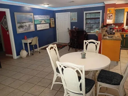 private dock Charming 2-bedroom house with WiFi, AC in peaceful Dunnellon Отели в г. Даннеллон