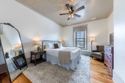 Saddle Shop Loft on Lincoln Hotels in 