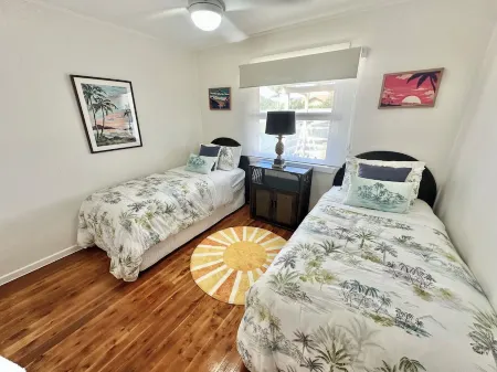 Hali'a - Renovated, 3 Bedroom Beach Cottage in Burleigh 5 mins walk to beach