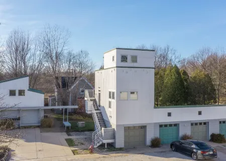 Condo Surrounded by Nature with Biking and Hiking - Charming Getaway