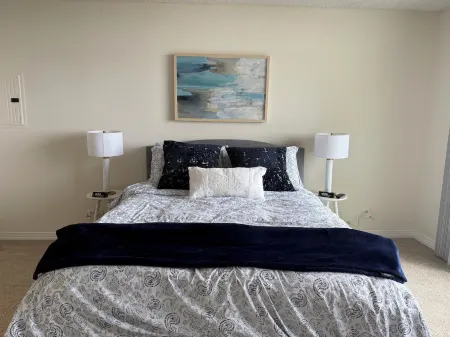 Bright 1 Bedroom with Sweeping Ocean Views Отели рядом с достопримечательностью «Fisherman's Village»