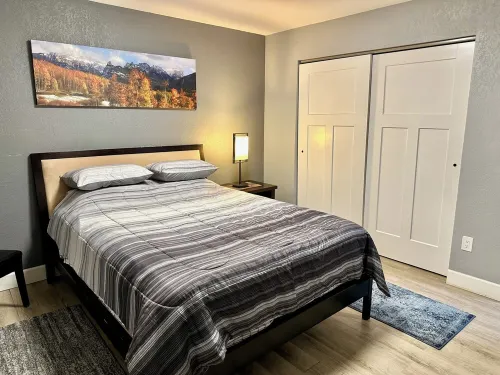 1 bedroom furnished apartment, great location, 10 minutes from Frontier Park.