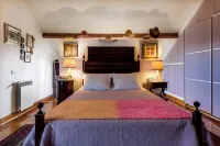 Spacious 5-bedroom house in charming Sao Joao da Ribeira with AC, WiFi Hotels in Rio Maior