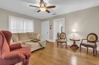 100yr home with peaceful 1940s vibe and modern amenities in historic downtown. 미네올라 호텔