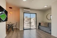 Luxurious penthouse - couples/families  2br minutes from TLV center free parking Hotels in Ramat Gan